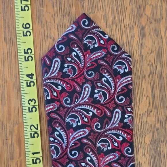 Van Heusen Paisley Red Black Red White Tie - Picture 5 of 5